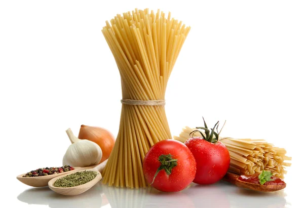 Spaghetti di pasta, verdure e spezie, isolati su bianco — Foto Stock