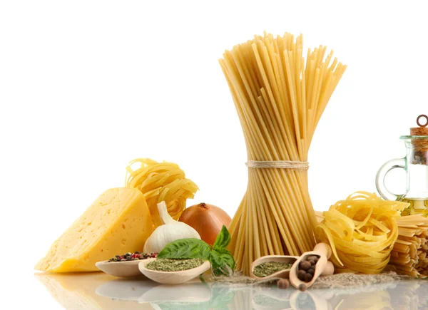 Espaguetis de pasta, verduras, especias y aceite, aislados en blanco —  Fotos de Stock