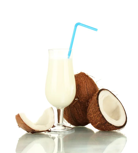 Sklenici kokosového mléka a kokosové izolovaných na bílém — Stock fotografie
