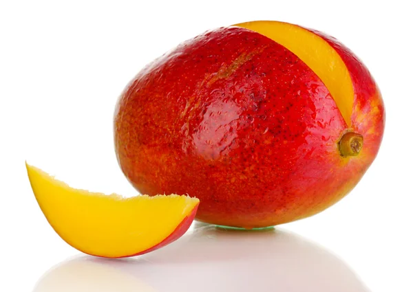 Reife appetitliche Mango isoliert auf weiß — Stockfoto