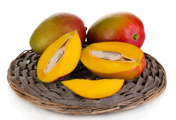 Mogen aptitretande mango på wicker vagga isolerad på vit — Stockfoto
