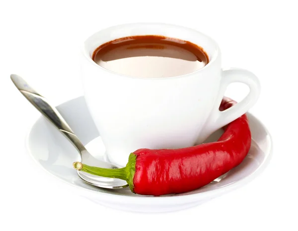 Vit kopp med varm choklad och chili peppar isolerad på vit — Stockfoto