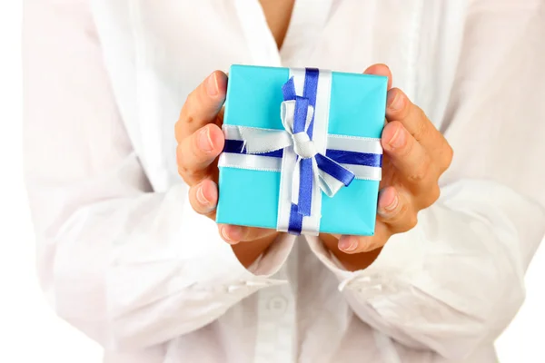 Mujer sostiene una caja con un regalo sobre fondo blanco de cerca — Foto de Stock