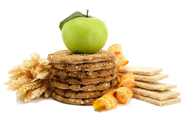 Mumsiga knäckebröd, äpple, måttband och öron, isolerad på vit — Stockfoto