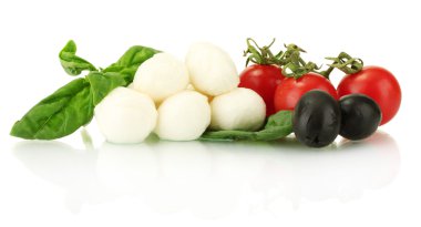sebze ve otlar üzerinde beyaz izole mozzarella peyniri