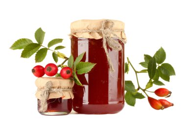 kavanoz hip gül reçeli ve üzerinde beyaz izole olgun çilek ile