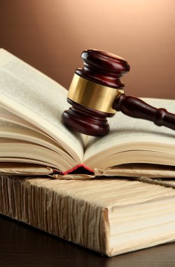 kitap, kahverengi zemin üzerinde tahta tokmak