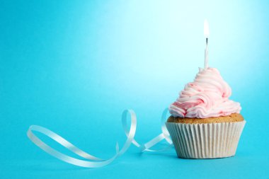 lezzetli doğum günü kek mavi zemin üzerine mum