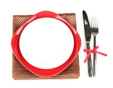 Kırmızı ve beyaz boş tabak çatal ve bıçak üzerinde beyaz izole