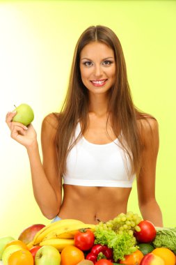 meyve ve sebze, yeşil zemin üzerine ile güzel genç kadın