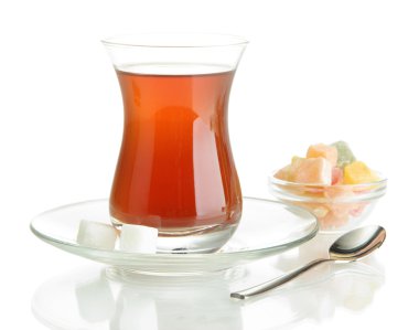 cam üzerine beyaz izole, Türk çayı ve rahat lokum