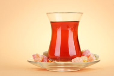 Türk çayı ve rahat lokum, bej renkli arka plan üzerinde bardak