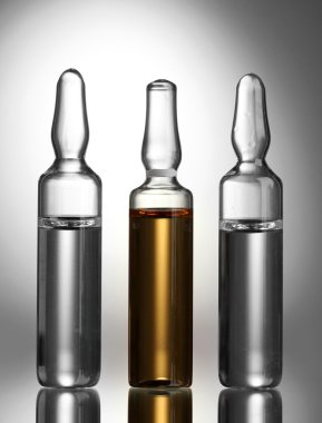 Gri arka planda tıbbi ampule