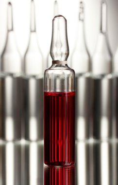 Gri arka planda tıbbi ampule