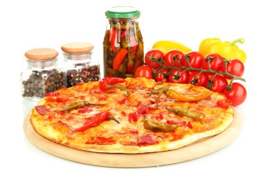 sebzeler üzerinde ahşap tahta üzerinde beyaz izole lezzetli biberli pizza