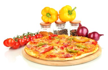 sebzeler üzerinde ahşap tahta üzerinde beyaz izole lezzetli biberli pizza