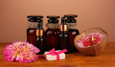 kahverengi zemin üzerine sabun yapımı için malzemeler