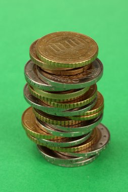 renkli arka plan üzerinde izole euro coins
