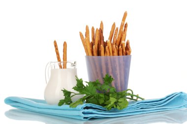 lezzetli kızarmış sopa üzerinde beyaz izole mor plastik kap içinde