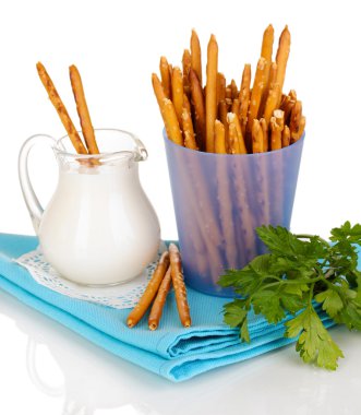 lezzetli kızarmış sopa üzerinde beyaz izole mor plastik kap içinde