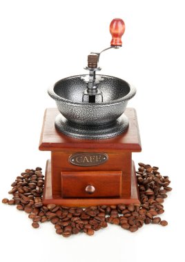 kahve öğütücü ile kahve çekirdekleri üzerine beyaz izole