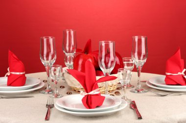 Tablo ayarı renkli arka plan üzerinde kırmızı tonlarında