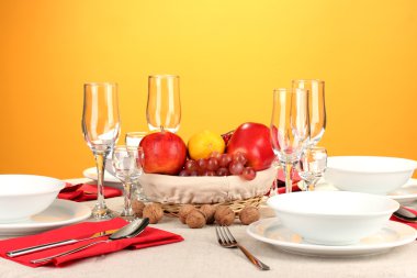 Tablo ayarı renkli arka plan üzerinde kırmızı tonlarında