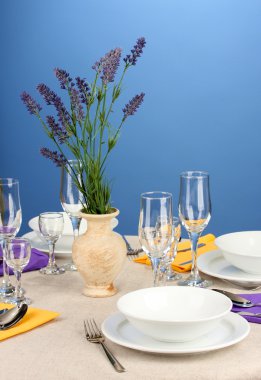 mor ve sarı tonlarında renkli arka plan üzerinde tablo ayarı