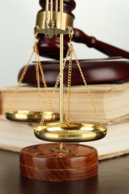 Altın pul, adalet, tokmak ve gri arka plan üzerine kitaplar