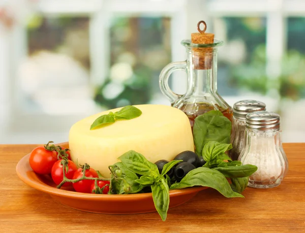Ser mozzarella z warzyw w płytkę na drewniany stół szczegół — Zdjęcie stockowe