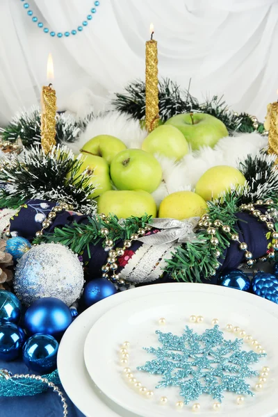 Servieren Weihnachtstisch in blauem Ton auf weißem Stoff Hintergrund — Stockfoto