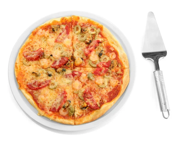 Вкусная пицца с кулинарной лопаткой, изолированной на белом — стоковое фото