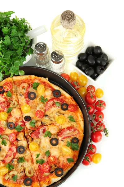 Bunte Komposition von leckeren Pizza, Gemüse und Gewürzen auf weißem Hintergrund Nahaufnahme — Stockfoto