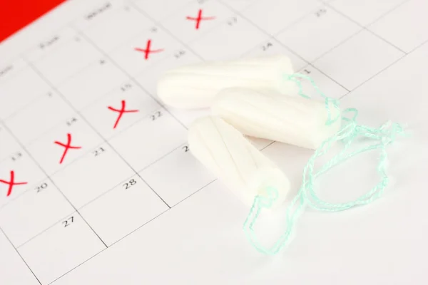 Calendário de menstruação com tampões de algodão, close-up — Fotografia de Stock
