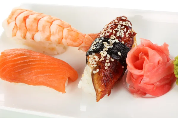 Köstliches Sushi auf Teller aus nächster Nähe serviert — Stockfoto