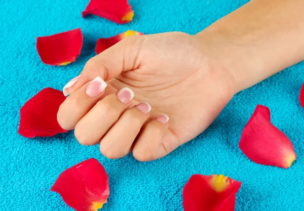 Mano de mujer en toalla de rizo azul, primer plano — Foto de Stock