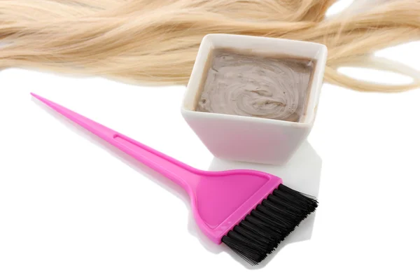 Tigela com tintura de cabelo e escova rosa no fundo branco close-up — Fotografia de Stock