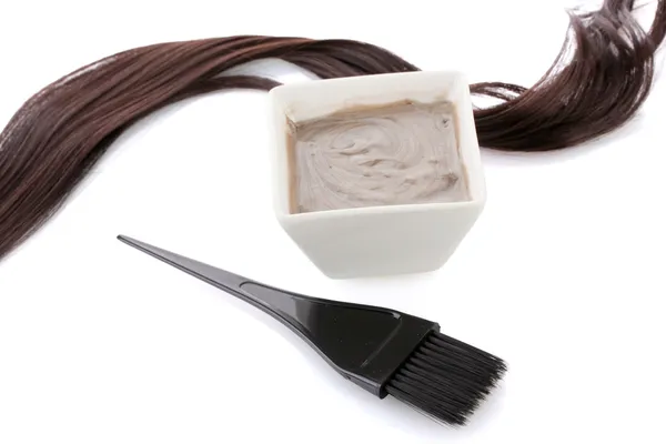 Skål med hårfärgningsmedel och svart pensel på vit bakgrund närbild — Stockfoto