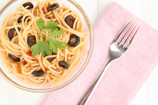 Spaghetti italiani in ciotola di vetro su tavolo di legno primo piano — Foto Stock