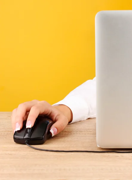 Frauenhände drücken Tasten der PC-Maus, auf gelbem Hintergrund Nahaufnahme — Stockfoto