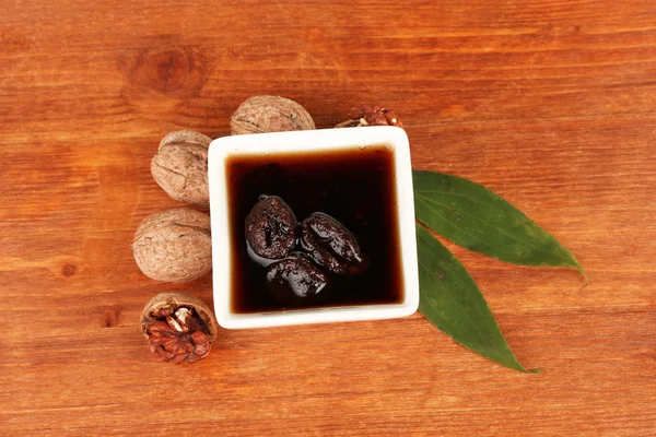 Confiture de noix de Grenoble dans un bol sur une table en bois — Photo