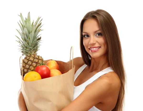 Bela jovem com frutas no saco de papel de compras, isolado em branco — Fotografia de Stock