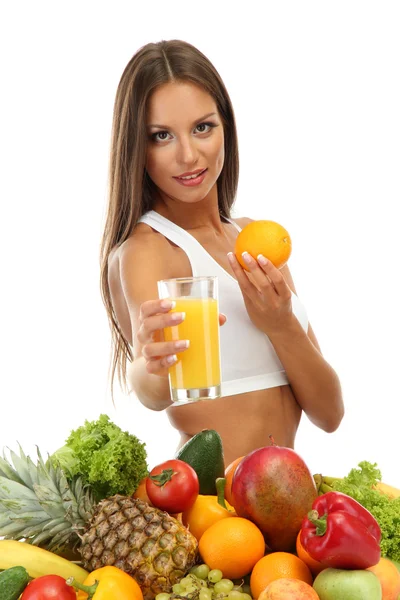 Schöne junge Frau mit Obst und Gemüse und einem Glas Saft, isoliert auf weiß — Stockfoto