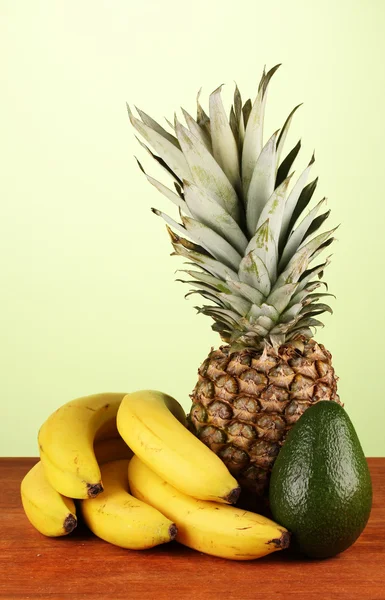 Fruit in de tabel op een groene achtergrond — Stockfoto