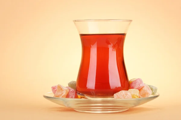 Sklenice tureckého čaje a rahat potěšení, na béžové pozadí — Stock fotografie