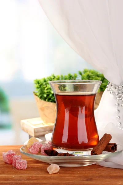 Sklenice tureckého čaje a rahat lokum, na dřevěný stůl — Stock fotografie