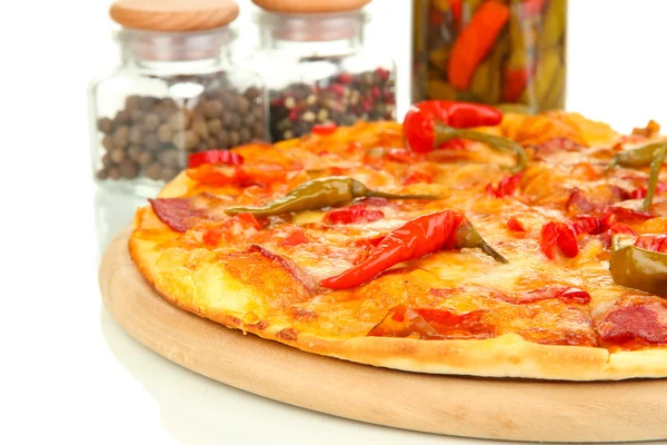 Tasty pepperoni pizza with vegetables on wooden board close-up — Stock Photo, Image