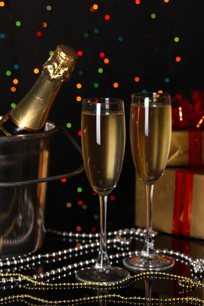 Champagne celebrativo con calici su sfondo luci di Natale — Foto Stock