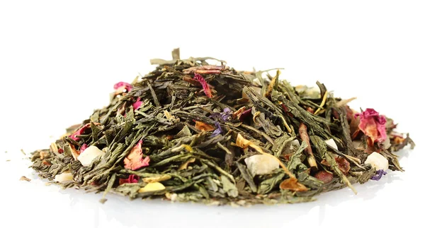 Aromatiska gröna torra te med frukt och kronblad, isolerad på vit — Stockfoto