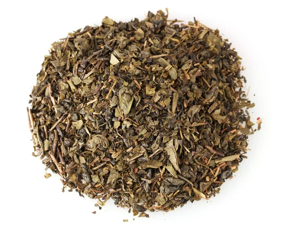 Té seco verde aromático, aislado en blanco — Foto de Stock